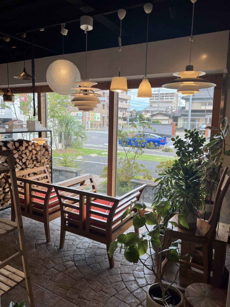 窓辺に広がる、光と緑のある風景